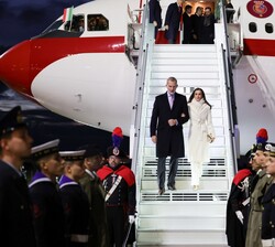 Sus Majestades los Reyes descienden del avión a su llegada al aeropuerto de Roma-Fiumicino