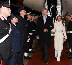 Sus Majestades los Reyes recibidos con un Cordón de Honor a su llegada a Roma