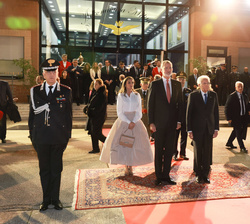 Sus Majestades los Reyes junto al presidente de la República Italiana durante la interpretación del Himno Nacional