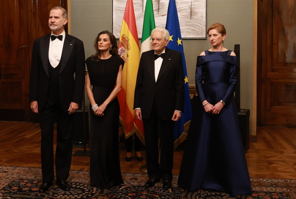 Sus Majestades los Reyes junto al Presidente de la República Italiana, Sergio Mattarella y su hija, Laura Mattarrella, momentos antes de la cena de ga