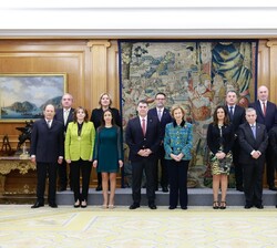 Su Majestad la Reina Doña Sofía junto a la representación de la Asociación “Los Pueblos más Bonitos de España”, asistente a la audiencia