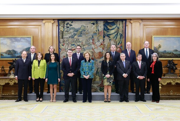 Su Majestad la Reina Doña Sofía junto a la representación de la Asociación “Los Pueblos más Bonitos de España”, asistente a la audiencia