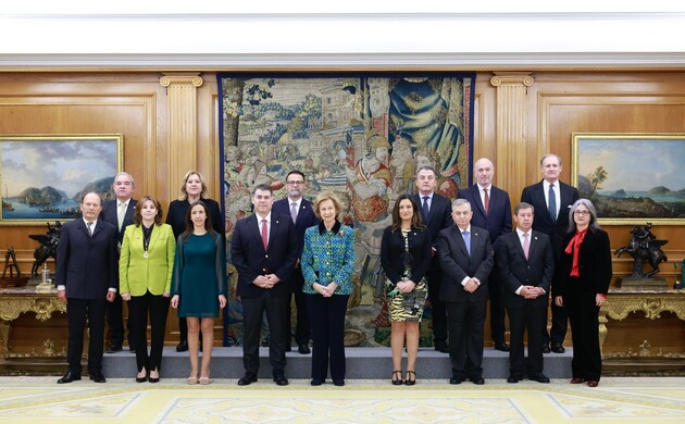 Su Majestad la Reina Doña Sofía junto a la representación de la Asociación “Los Pueblos más Bonitos de España”, asistente a la audiencia
