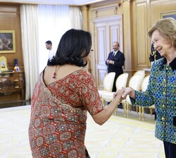 Su Majestad la Reina Doña Sofía recibe el saludo de la presidenta de la Asociación Internacional de Diplomáticos en España, Poonam Patnaik