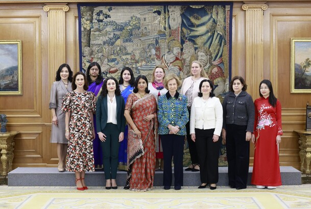 Su Majestad la Reina Doña Sofía junto a la representación de la Asociación Internacional de Diplomáticos en España, asistente a la audiencia