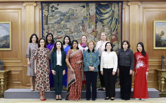 Su Majestad la Reina Doña Sofía junto a la representación de la Asociación Internacional de Diplomáticos en España, asistente a la audiencia