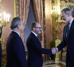 Su Majestad el Rey recibe el saludo del secretario de Estado de Asuntos Exteriores y Globales, Diego Martínez Belío