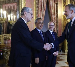 Su Majestad el Rey recibe el saludo del vicepresidente de la Conferencia Consultiva Poítcia del Pueblo Chino, Hu Chunhua
