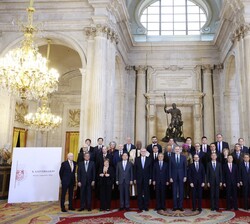 Su Majestad el Rey junto a los participantes en el Foro Internacional Imperial Springs