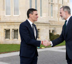 Su Majestad el Rey recibe el saludo del Presidente del Gobierno, Pedro Sánchez