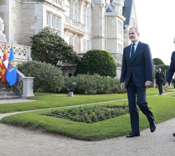 Don Felipe en el exterior del Palacio de la Magdalena se dirige acompañado por Pedro Sánchez a la toma de la fotografía junto a los presidentes de las