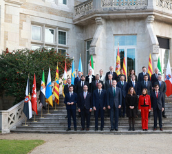 Fotografía de grupo de Don Felipe con los presidentes de las comunidades y ciudades autónomas