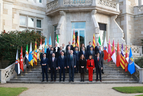 Fotografía de grupo de Don Felipe con los presidentes de las comunidades y ciudades autónomas