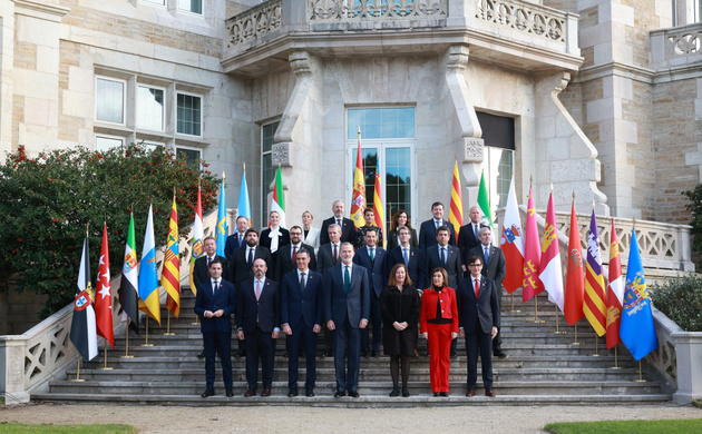 Fotografía de grupo de Don Felipe con los presidentes de las comunidades y ciudades autónomas