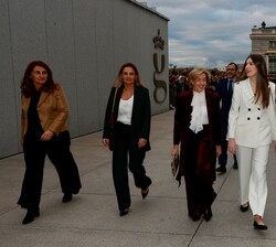 Su Alteza Real la Infanta Doña Sofía junto a las autoridades que la recibieron a su llegada