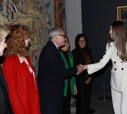 Su Alteza Real la Infanta Doña Sofía recibe el saludo de los miembros del jurado