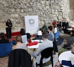 La Infanta Doña Sofía durante la intervención de la fotógrafa y miembro del jurado, Sofía Moro