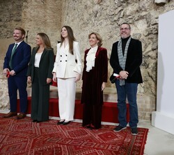 Su Alteza Real la Infanta Doña Sofía tras la entrega de los galardones junto a las autoridades y premiados