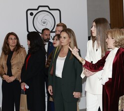 La Infanta Doña Sofía durante su visita a la exposición de las obras premiadas
