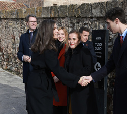 Su Majestad la Reina recibe el saludo del alcalde de San Millán de la Cogolla, Ismael Maestro