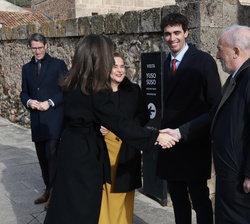 Su Majestad la Reina recibe el saludo del presidente de la FundéuRAE y director de la Real Academia Española, Santiago Muñoz
