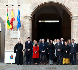 Su Majestad la Reina con las autoridades y asistentes al acto