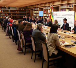 El presidente de la FundéuRAE y director de la Real Academia Española, Santiago Muñoz, moderó el debate con la participación de Doña Letizia