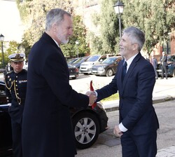 El Rey recibe el saludo del ministro del Interior, Fernando Grande-Marlaska, y del fiscal general del Estado, Álvaro García Ortíz