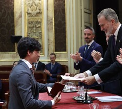 El Rey entrega la medalla y el despacho a Juan Manuel López, número uno de la LXII promoción de la Carrera Fiscal