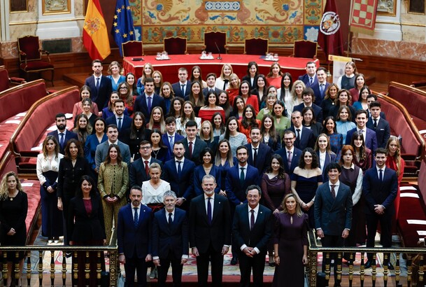Su Majestad el Rey junto a los nuevos fiscales de la LXII promoción de la Carrera Fiscal