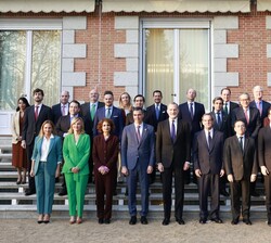 Su Majestad el Rey junto a los patronos de la Fundación Carolina, asistentes a la reunión