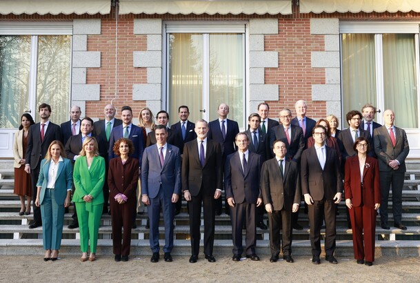 Su Majestad el Rey junto a los patronos de la Fundación Carolina, asistentes a la reunión