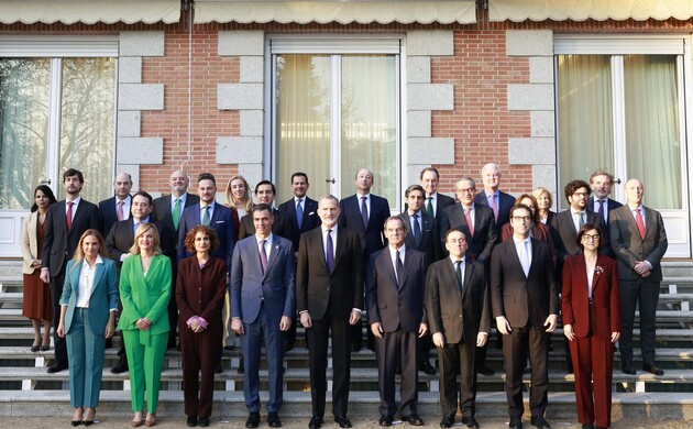 Su Majestad el Rey junto a los patronos de la Fundación Carolina, asistentes a la reunión
