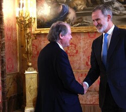 Sus Majestades los Reyes reciben el saludo del prsidente de la Fundación Princesa de Girona, a su llegada al Palacio Real de Madrid