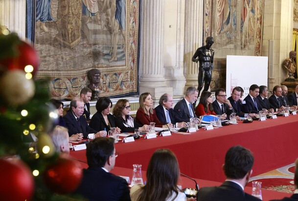 Sus Majestades los Reyes durante la reunión del Patronato de la Fundación Princesa de Girona (FPdGI)