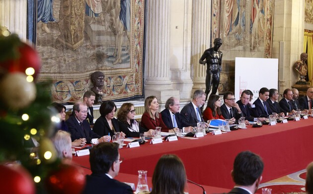 Sus Majestades los Reyes durante la reunión del Patronato de la Fundación Princesa de Girona (FPdGI)