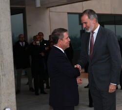 Su Majestad el Rey recibe el saludo del presidente de la Junta de Comunidades de Castilla-La Mancha, Emiliano García-Page