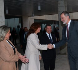 Su Majestad el Rey recibe el saludo de la ministra de Sanidad, Mónica García