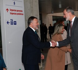 Su Majestad el Rey recibe el saludo del alcalde de Cuenca, Darío Dolz