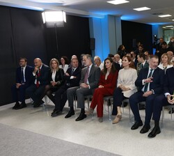 Los Reyes durante la proyección de un vídeo sobre el desarrollo y funciones del nuevo Hospital Universitario de Cuenca