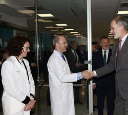 Su Majestad el Rey saluda a los responsables de la oficina técnica encargados de la coordinación del traslado al nuevo Hospital  Universitario de Cuen