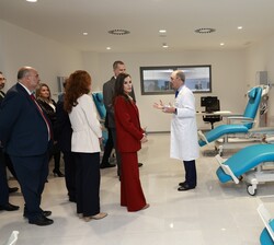 Don Felipe y Doña Letizia inician su recorrido por las instalaciones del nuevo Hospital Universitario de Cuenca