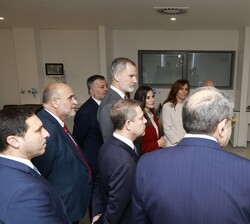Los Reyes escuchan con atención las explicaciones que les brindaron sobre el nuevo Hospital Universitario de Cuenca
