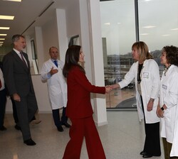 Doña Letizia saluda al personal médico del nuevo Hospital Universitario de Cuenca