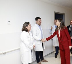 Los Reyes saludaron al personal médico y sanitario encargados de poner en marcha el nuevo Hospital Universitario de Cuenca