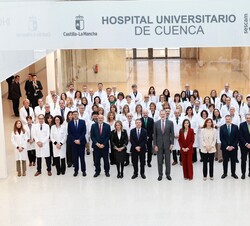 Sus Majestades los Reyes junto al personal del nuevo Hospital Universitario de Cuenca