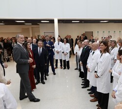 Los Reyes conversan con el personal sanitario del nuevo Hospital Universitario de Cuenca
