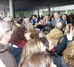 Don Felipe junto a los ciudadanos que quisieron saludarle a su salida del Hospital Universitario de Cuenca