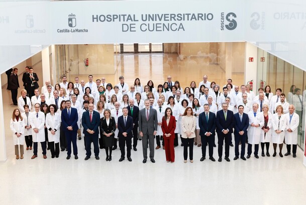 Sus Majestades los Reyes junto al personal del nuevo Hospital Universitario de Cuenca