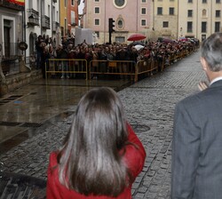 Sus Majestades los Reyes a su llegada al Ayuntamiento de Cuenca